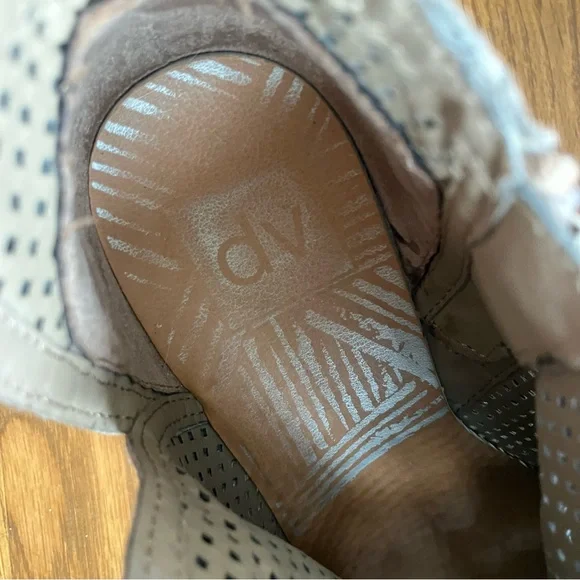 DV by Dolce Vita Perforated Tan Ankle Booties Stacked Heel Side Zip Size 7 - Picture 8 of 10